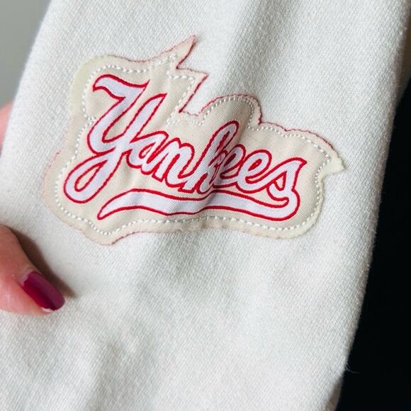 Majestic Cooperstown Collection Vintage Cream Yankees Embroidered Hoodie - Picture 7 of 8